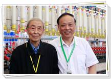 姚穆院士參觀同和展出的1008錠長車緊密紡自動落紗細(xì)紗機