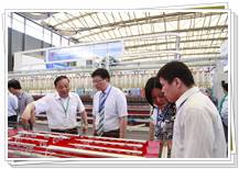 國家工信部王偉司長蒞臨同和公司紡機展聽取崔桂生董事長產(chǎn)品介紹
